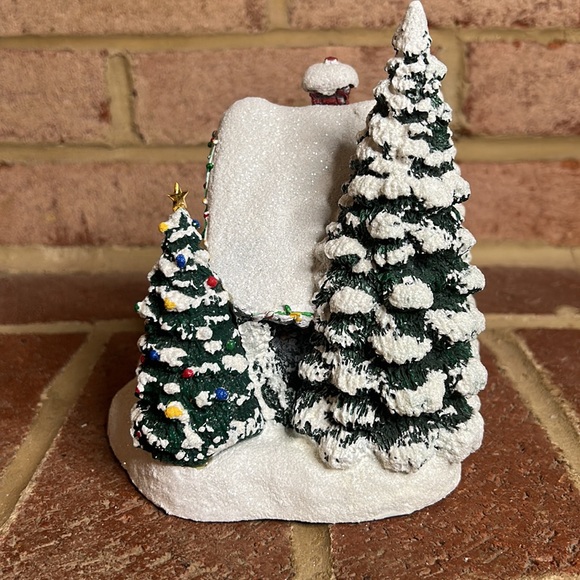 Thomas Kinkade Painters of Light Stillwater Cottage Light Up House - Picture 5 of 7